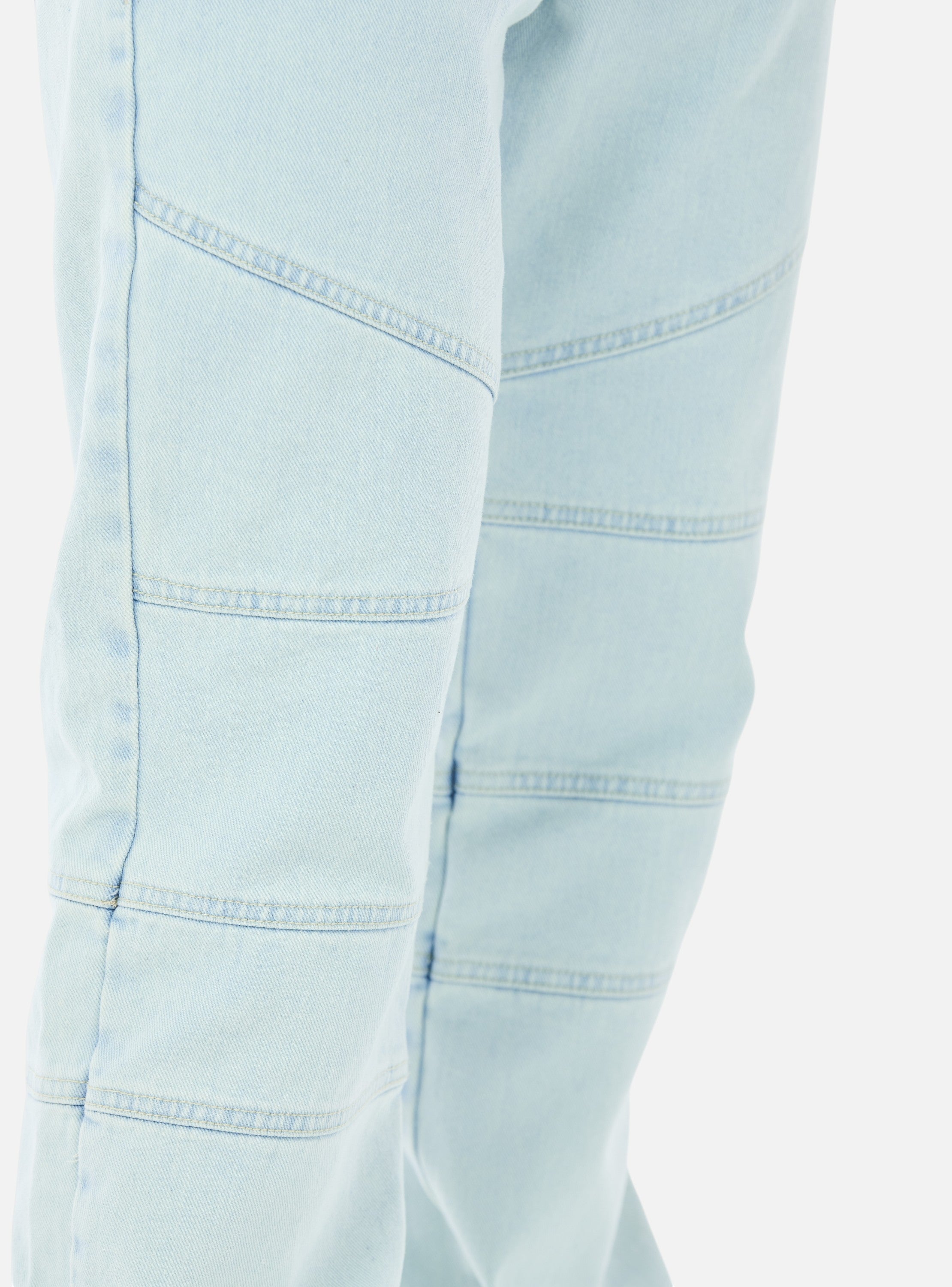 Fxckboy Jeans Regular Recto Panelled de denim azul claro con costuras técnicas y paneles en las rodillas.