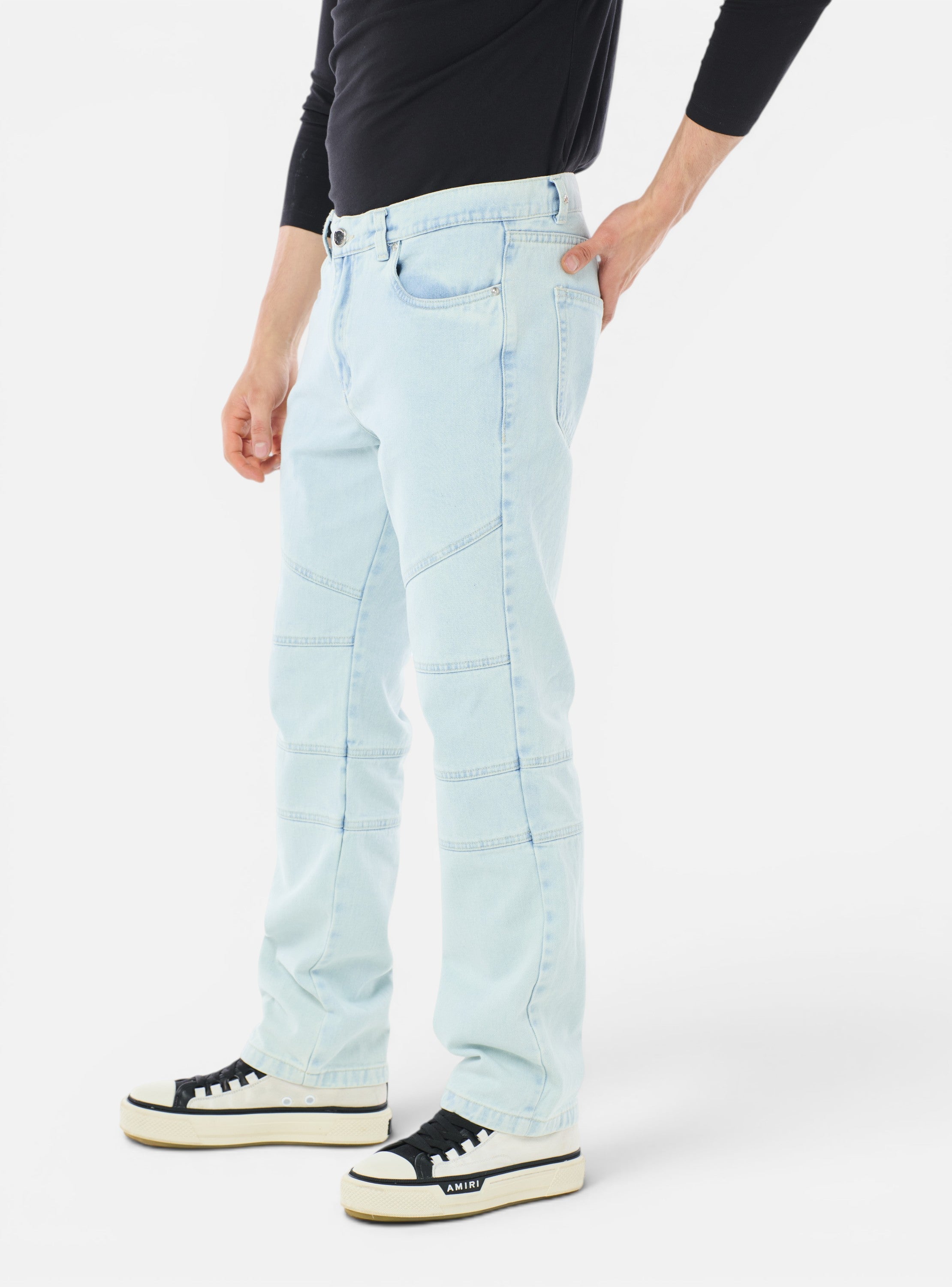 Fxckboy Jeans Regular Recto Panelled de denim azul claro con paneles y corte recto. Modelo masculino en estudio.